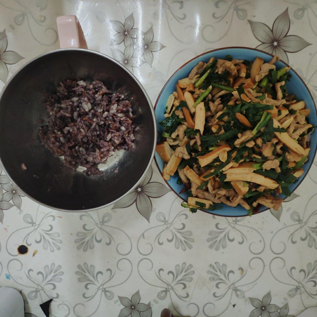 超喜欢的下饭菜猪肉炒韭菜豆腐干