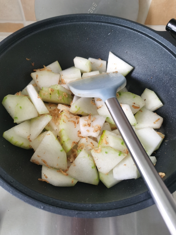 超简单的下饭神器“虾皮炒冬瓜””的做法 步骤2