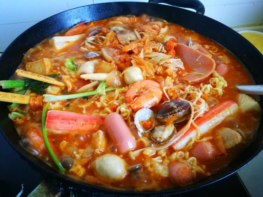 韩国芝士年糕锅（辣白菜部队火锅）