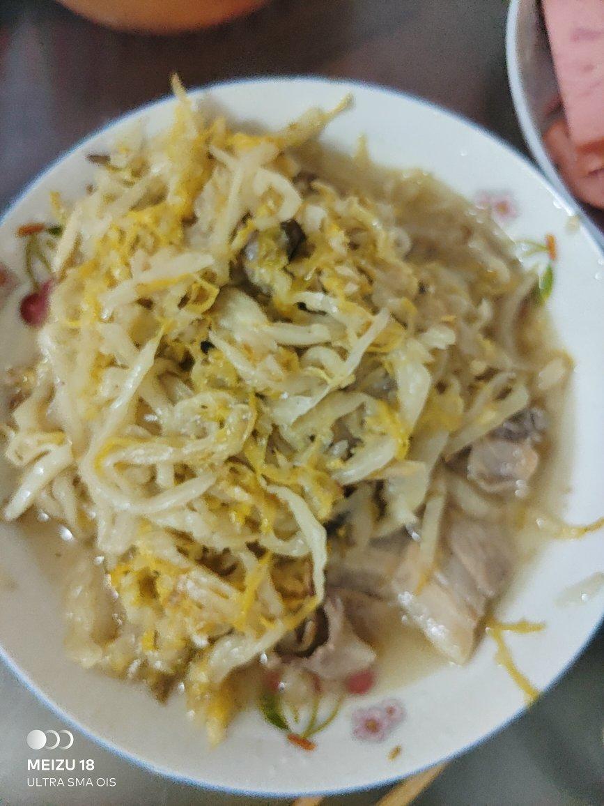 酸菜炒五花肉（酸的流口水）