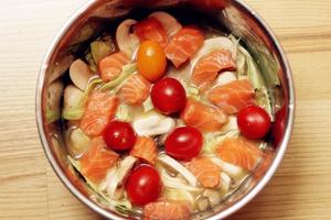 味噌鲑鱼鲜菇炖饭的做法 步骤3