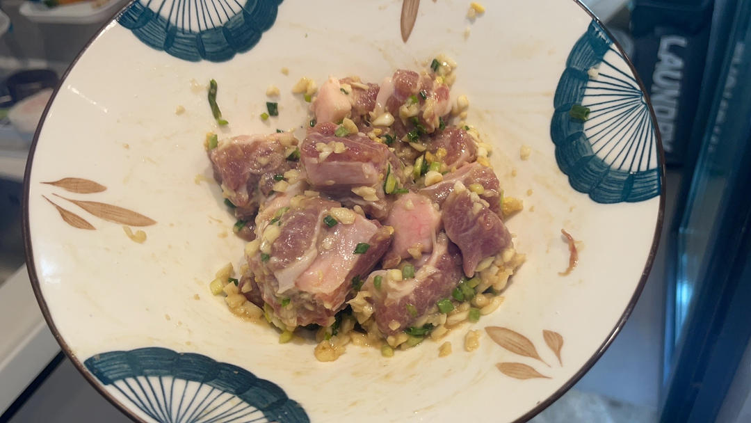 小朋友抢着吃简单且营养的清蒸排骨