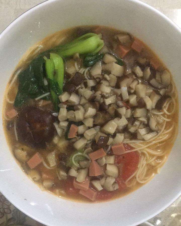 菌汤面条 看得见的香菇 尝得到的鲜美 这才是真正的菌汤