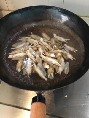 快手小海鲜-韭菜炒蛏子的做法 步骤1