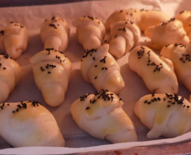 不用面包机的牛角包的做法