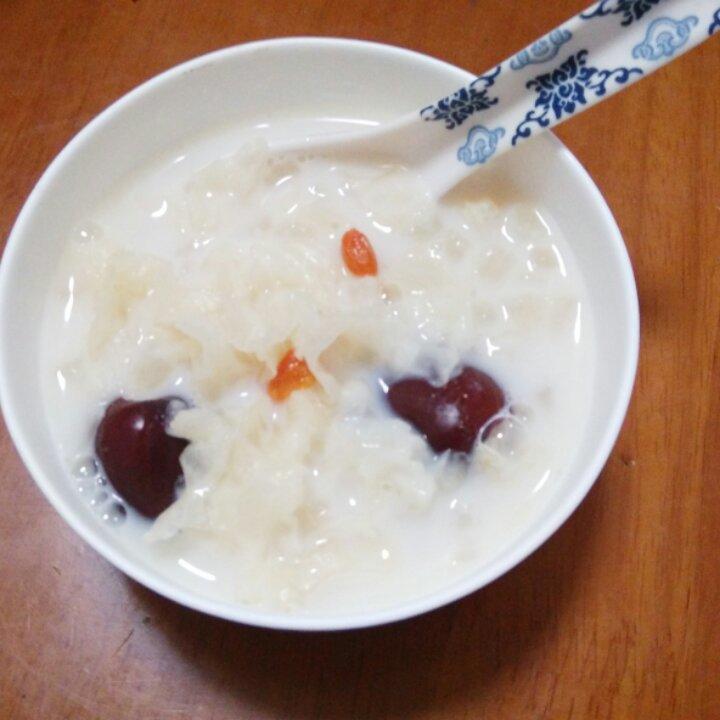 雪梨牛奶银耳羹（养颜滋补）