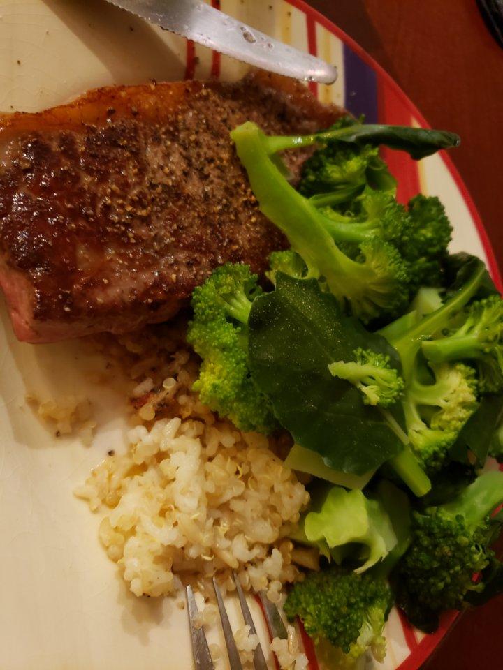 午饭。牛排、西兰花