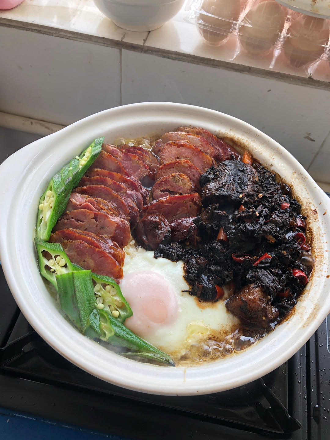 广式腊味煲仔饭