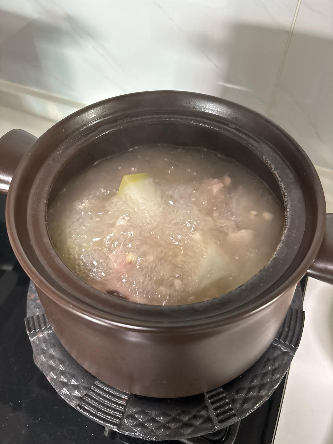 盛夏消暑的冬瓜薏米排骨汤，瞧瞧这奶白色的多好看