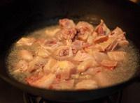 酸菜鸡腿炖冻豆腐的做法 步骤3