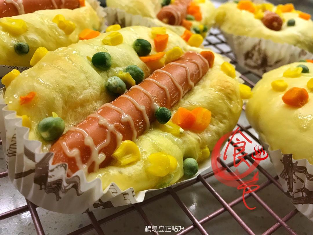 香肠面包-超多人的最爱，做面包的第一选择哦（超详细的揉面,面包整形过程）