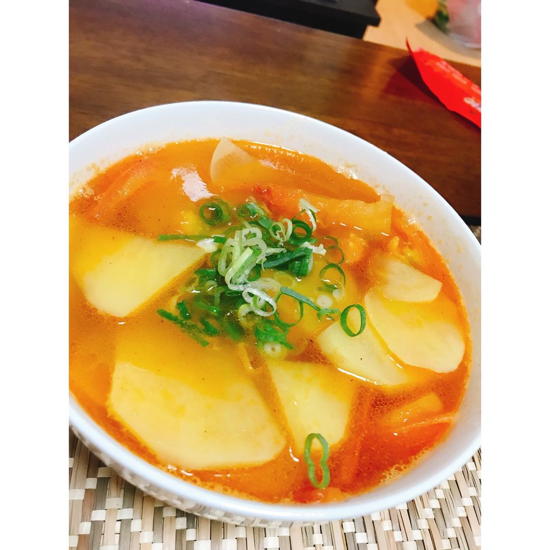 萌萌茜做的超级浓超好喝的番茄土豆汤