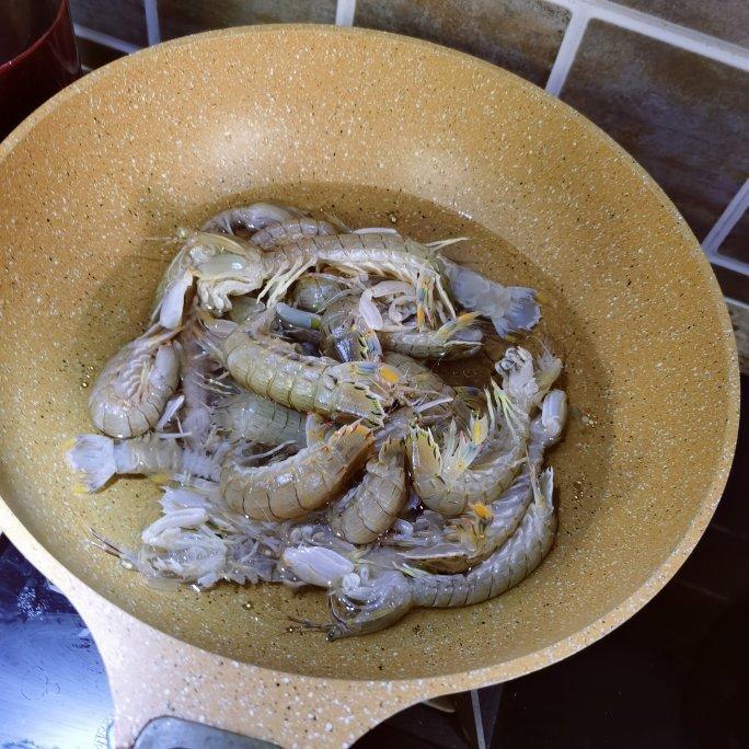 无油炸版的椒盐皮皮虾和巧拨虾壳的方法