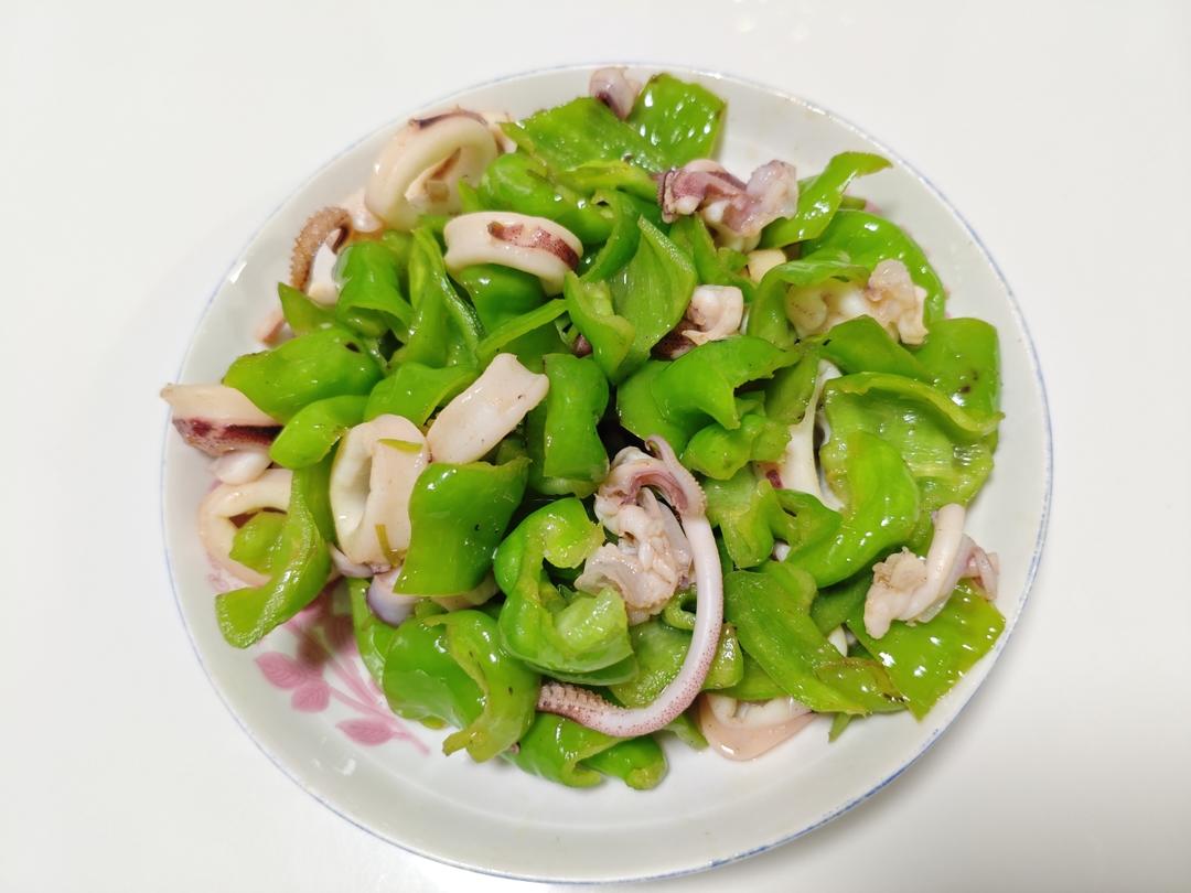 [家常菜]西蓝花炒鱿鱼（附送新鲜鱿鱼的处理方法）