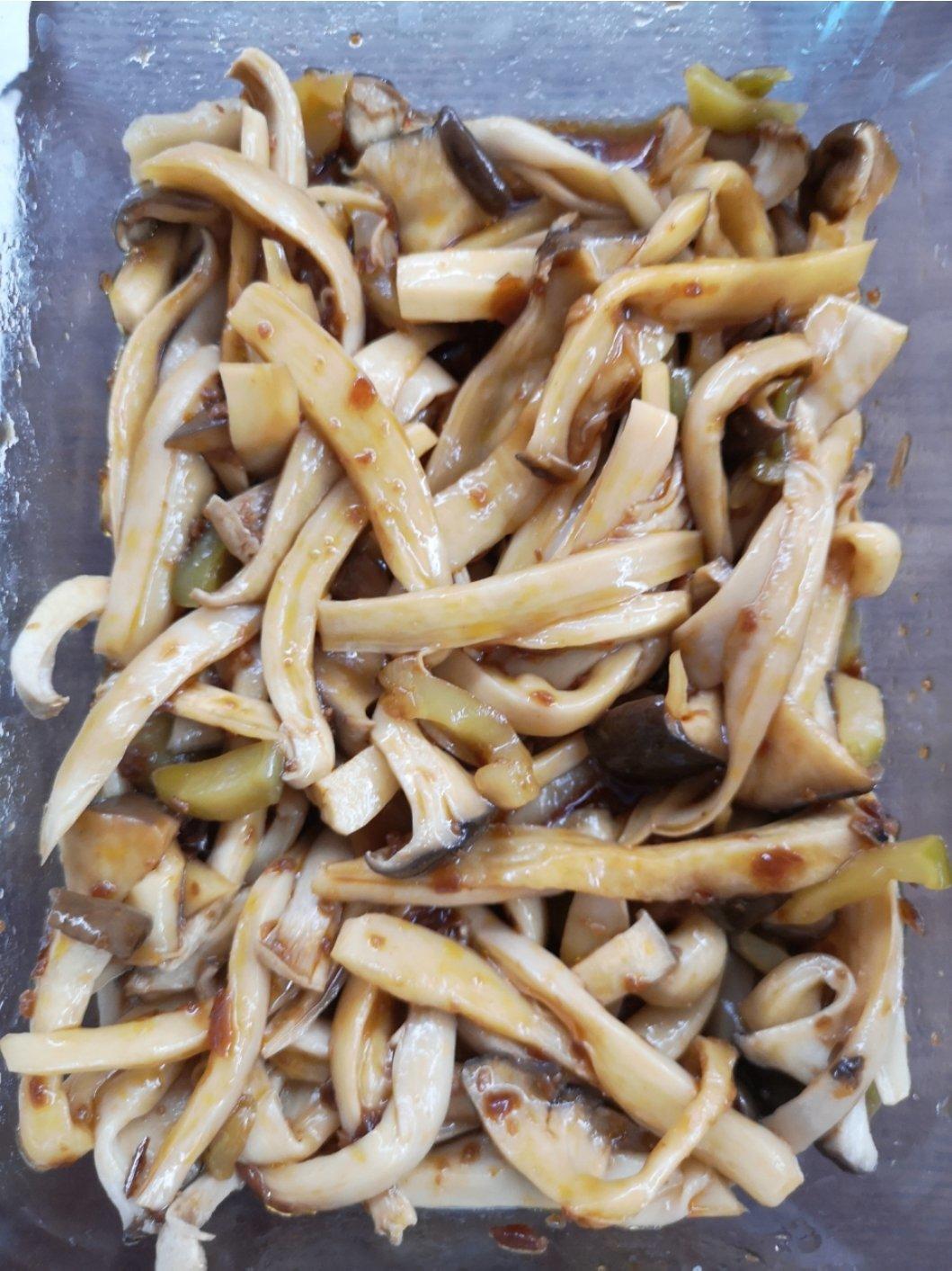 快手菜：酱拌杏鲍菇。