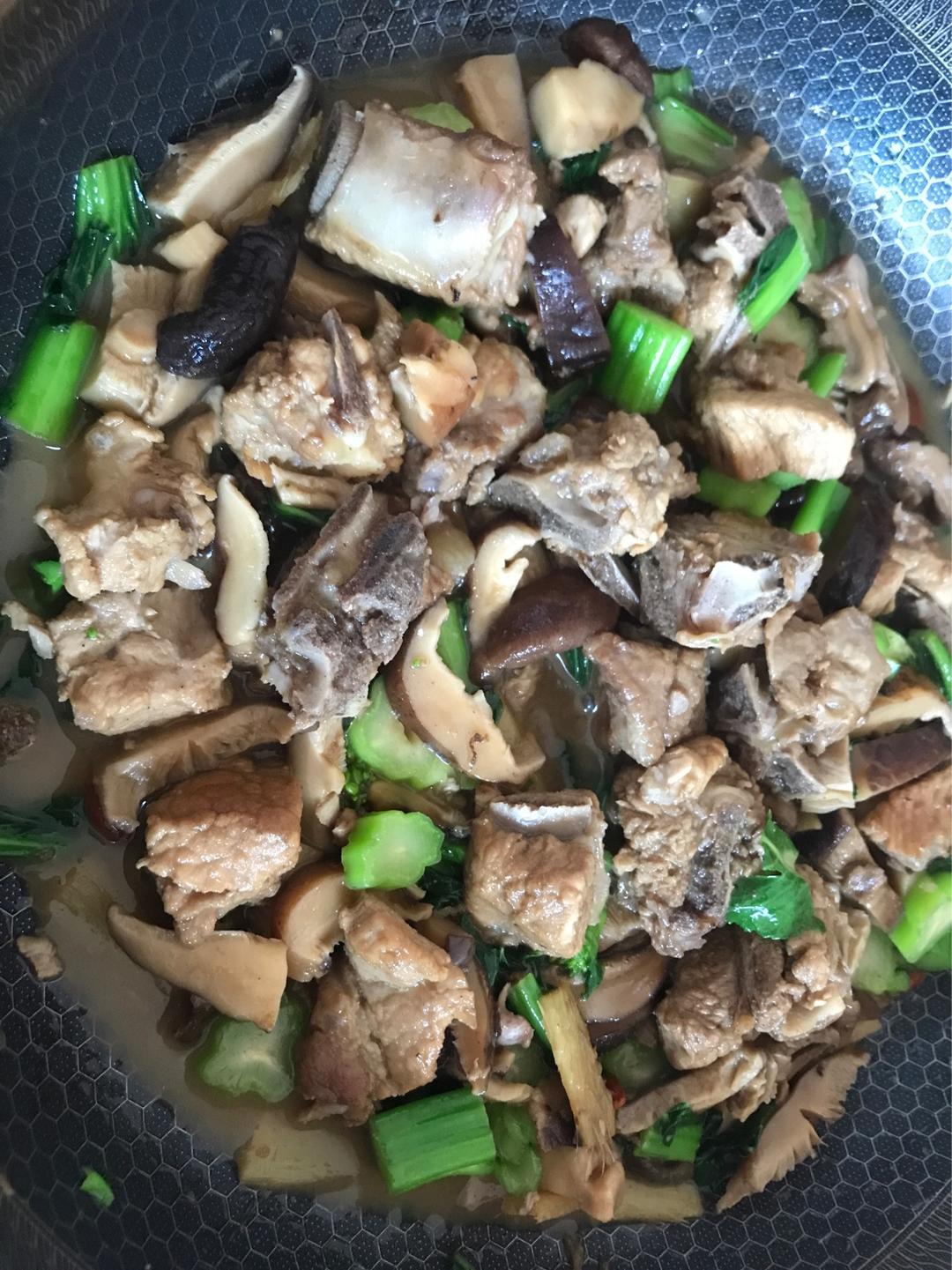 香菇比肉还好吃的红烧香菇排骨！