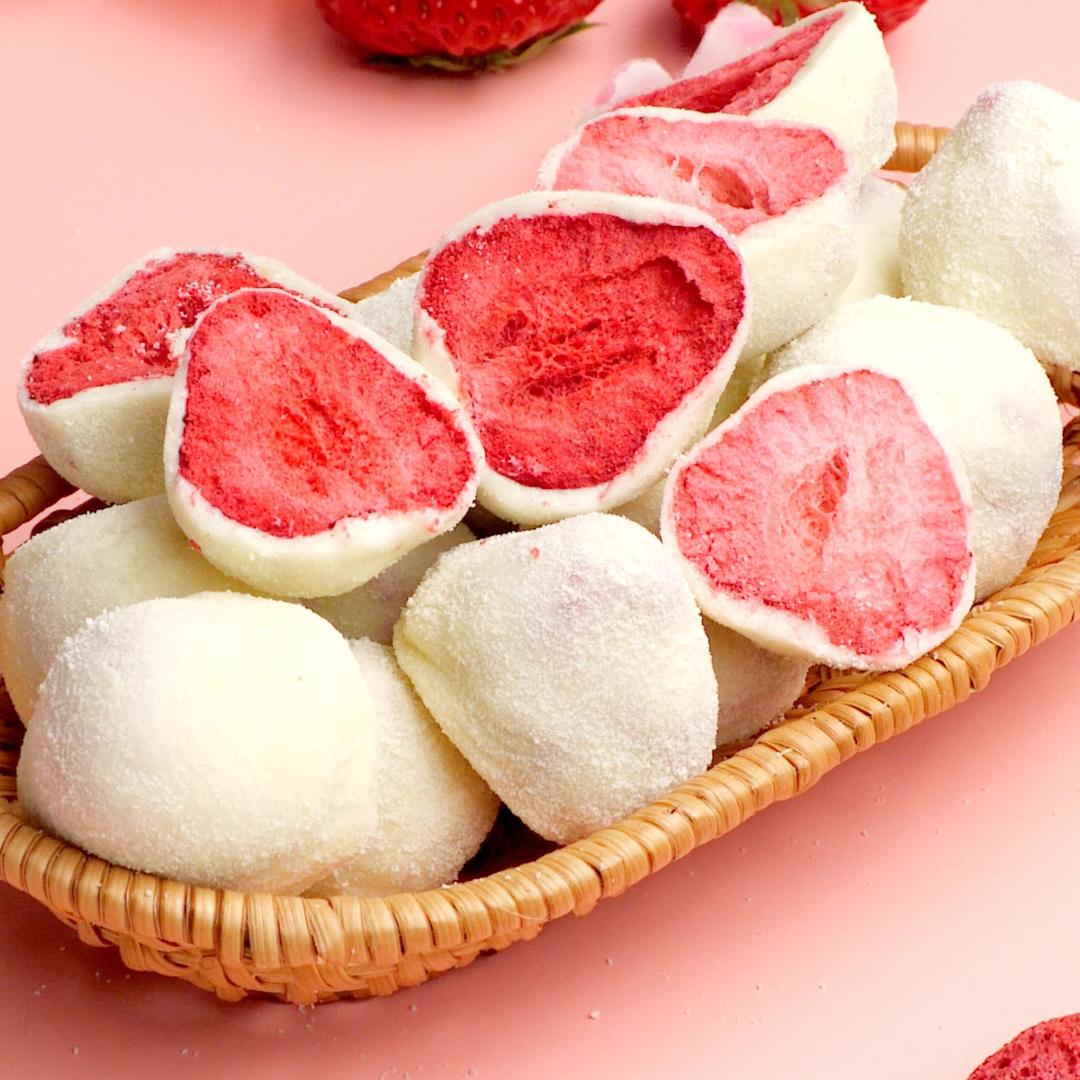 草莓奶球的做法