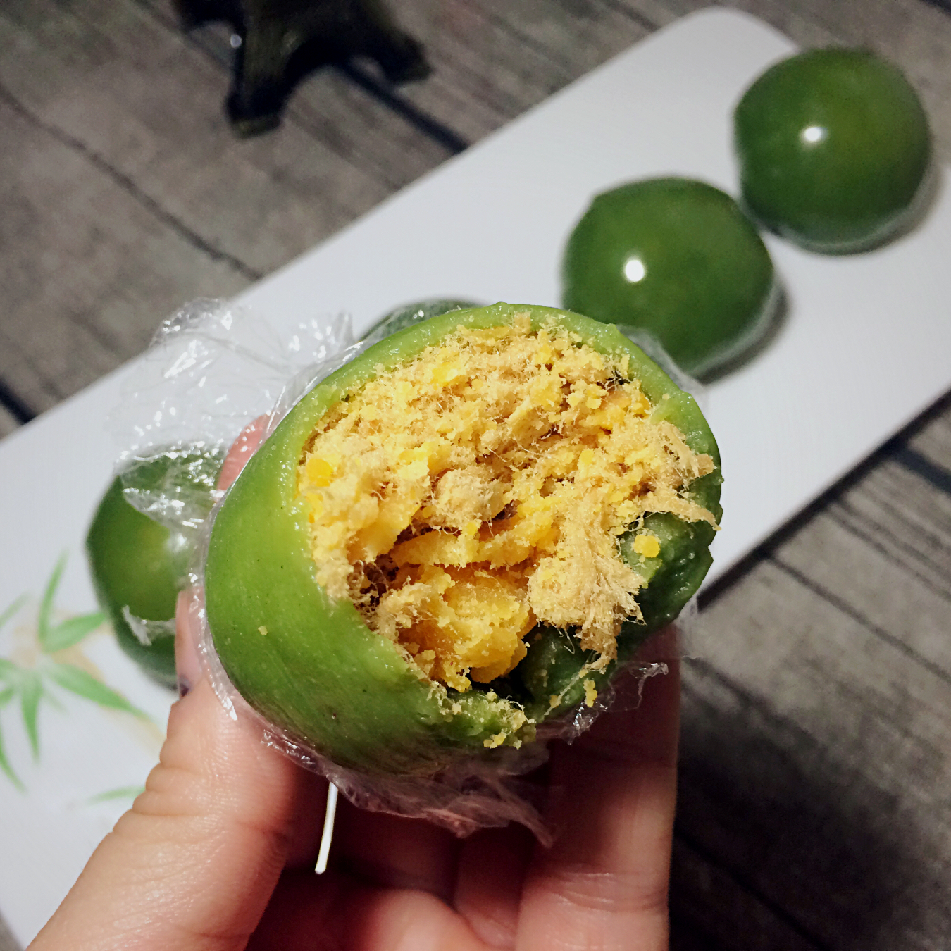 咸蛋黄肉松青团