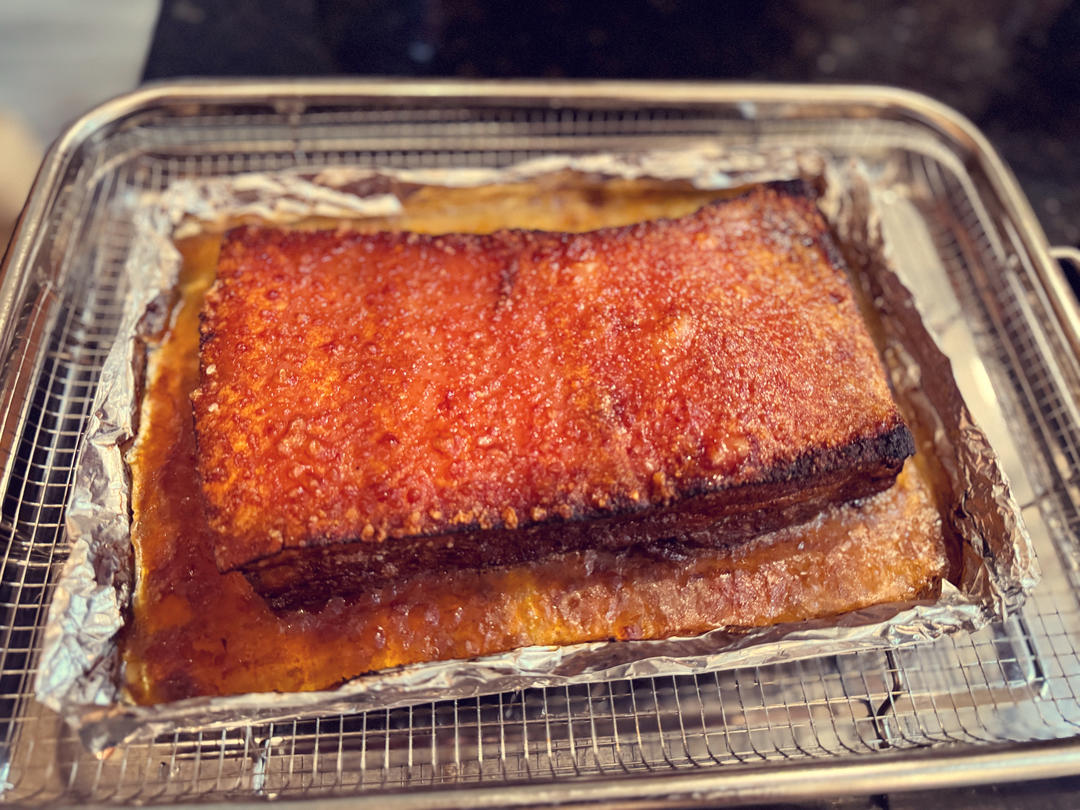 脆皮烧肉，皮酥脆、肉甘香，生烧做法
