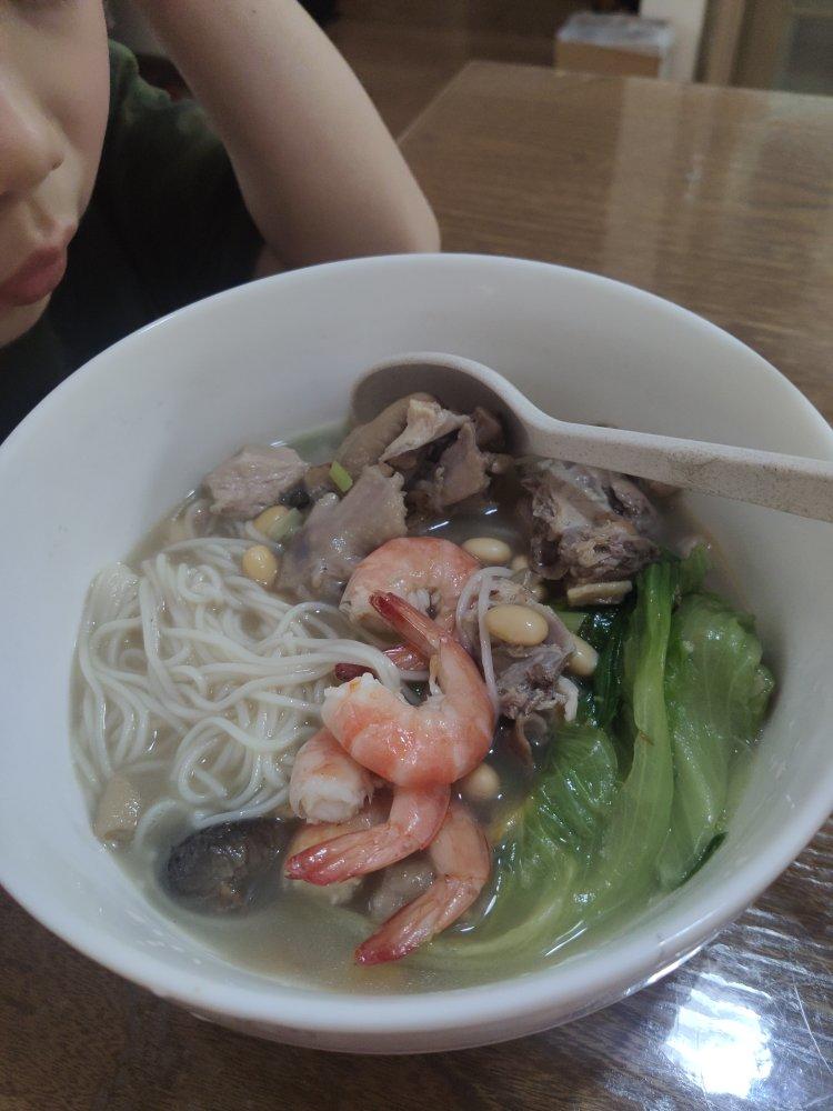鲜掉舌头的鲜虾鸡汤面