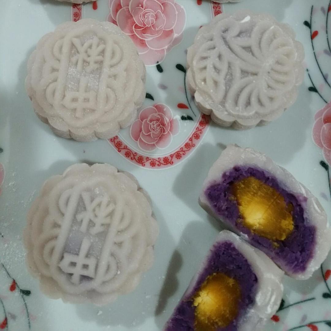 紫薯蛋黄冰皮月饼