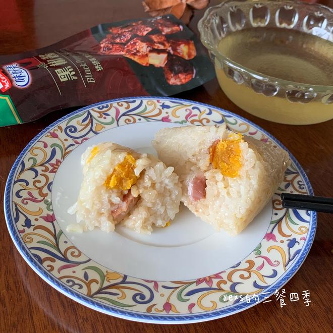 黑椒猪肉蛋黄粽的做法