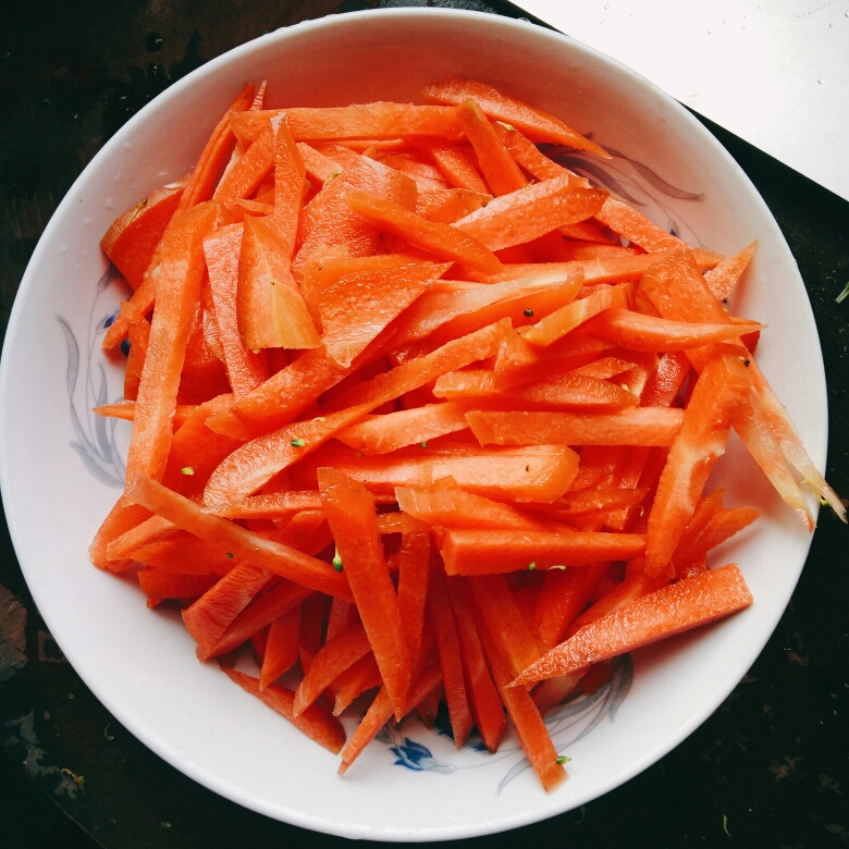 简单又健康的胡萝卜炒肉的做法 步骤1