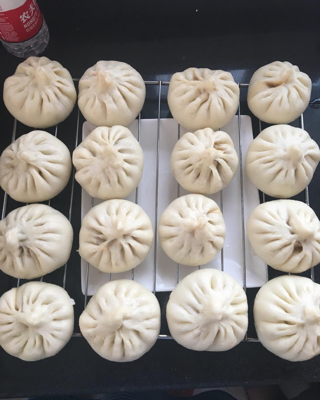 松软多汁的肉包子