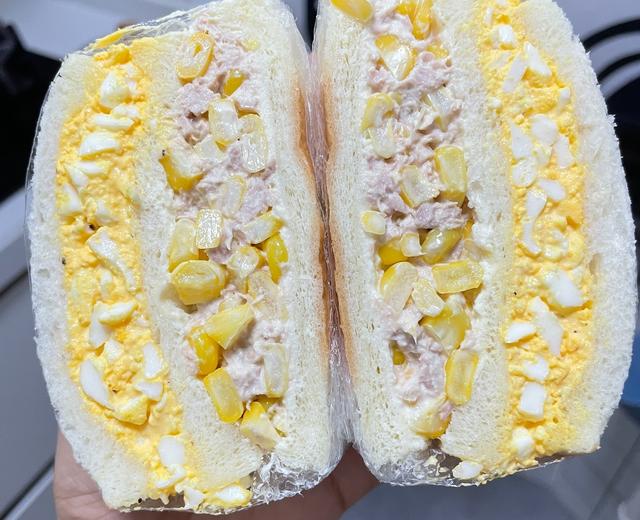 早餐｜金枪鱼玉米鸡蛋三明治的做法