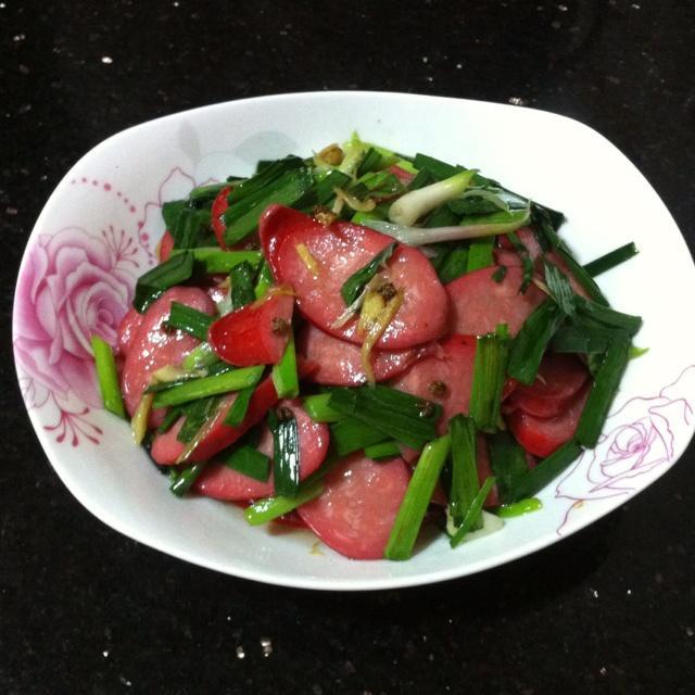 红肠炒蒜苗的做法