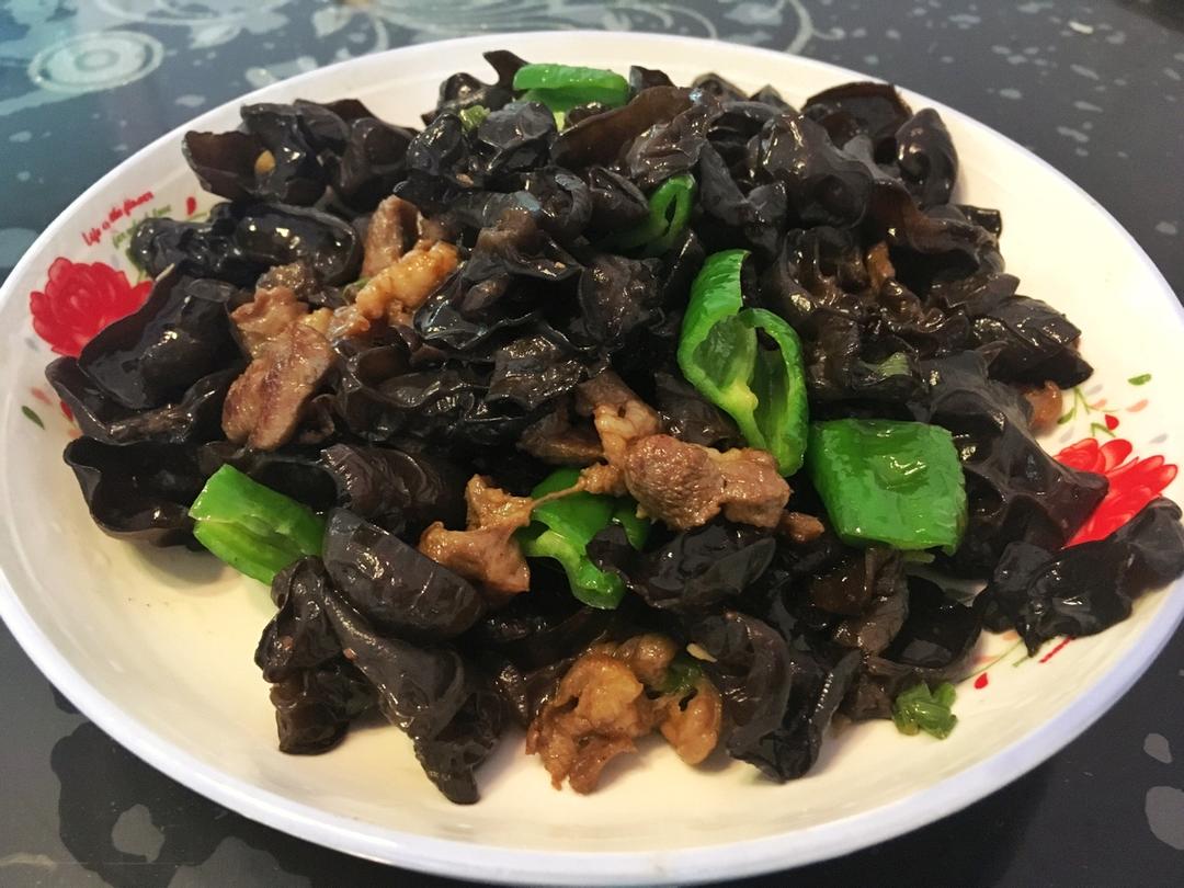 老馕做的木耳炒肉