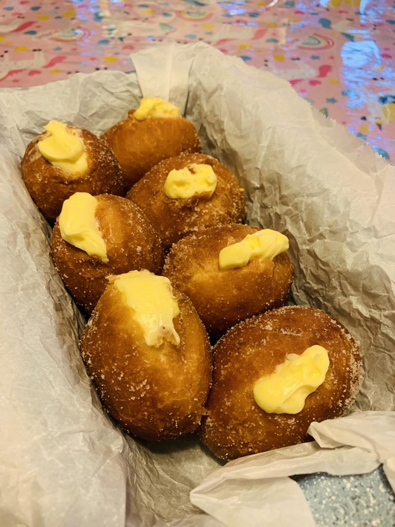 好吃到哭泣的甜甜圈VANILLA CREAM-FILLED DOUGHNUTS
