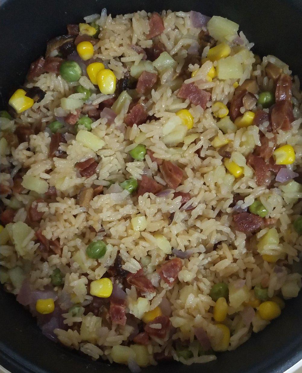 咕噜噜的大火锅做的香肠焖饭