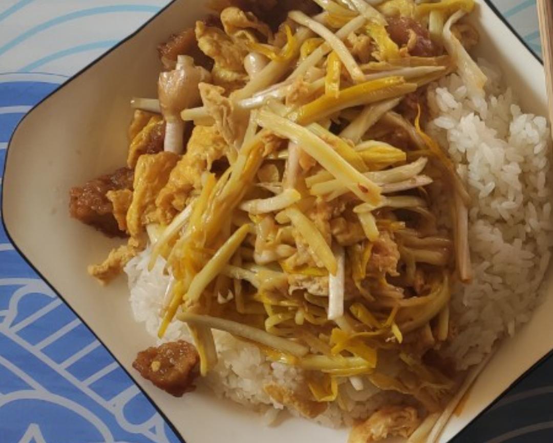 韭黄滑蛋肉丸盖浇饭