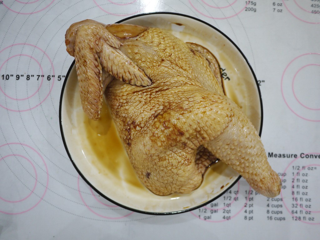 广东经典豉油鸡，手把手教你，鸡肉皮薄嫩滑的做法 步骤2