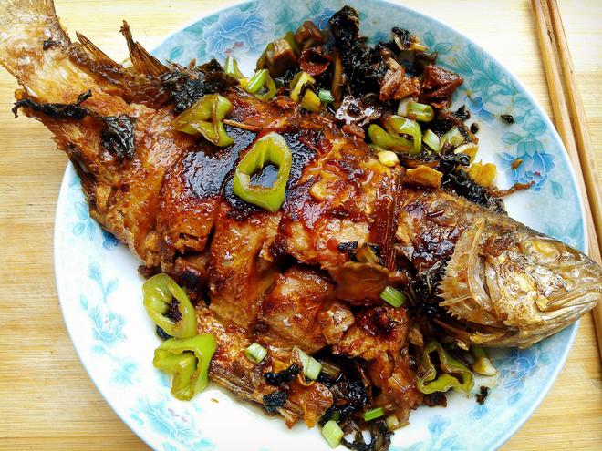 梅干菜“焦”鱼的做法