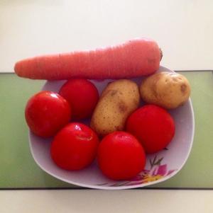 土豆红萝卜番茄汤的做法 步骤1