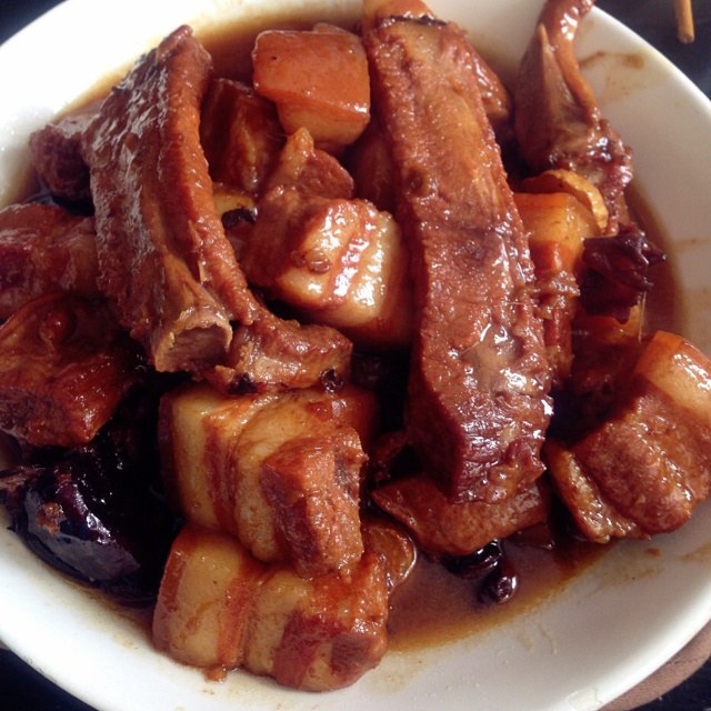 吃着碗里望着锅里的红烧肉