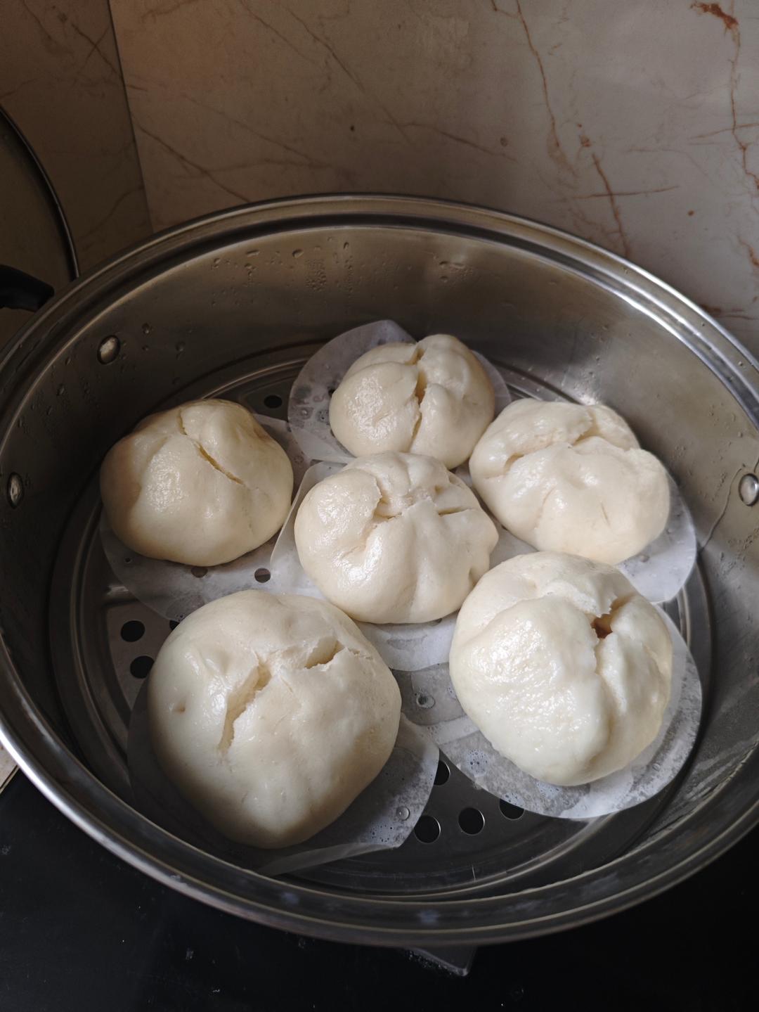 云朵般松软爆浆蜜汁叉烧包