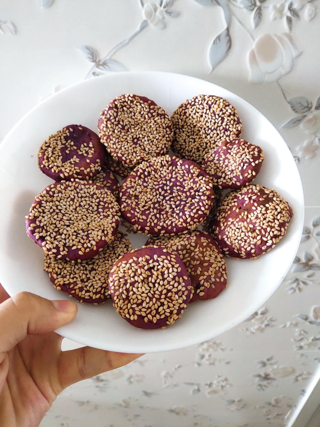 认真吃早餐-芝麻紫薯饼