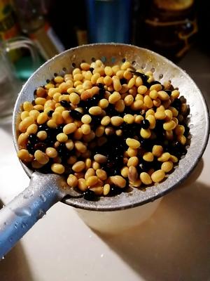适合冬天熬的豆浆桑葚稀饭的做法 步骤1