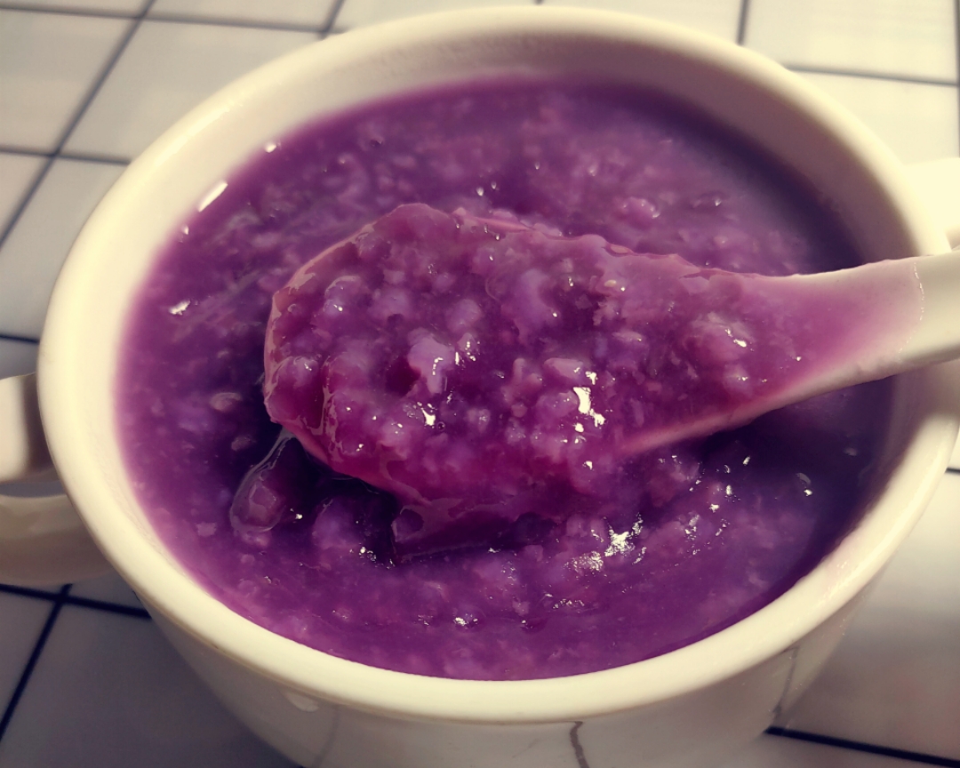 紫薯粥（不变颜色技巧）紫薯大米粥（适合一岁以上婴幼儿辅食）电饭煲版