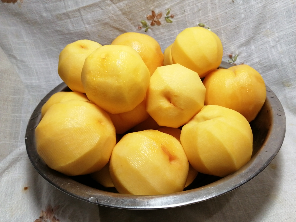 黄桃罐头的做法 步骤1