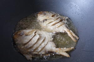 道酸甜可口的小海鲜料理——糖醋鲳鱼的做法 步骤4