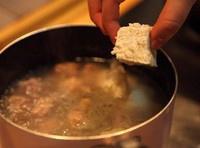 酸菜鸡腿炖冻豆腐的做法 步骤4