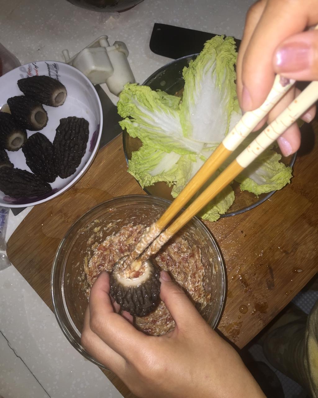 一口咬下终生难忘美味的羊肚菌酿肉