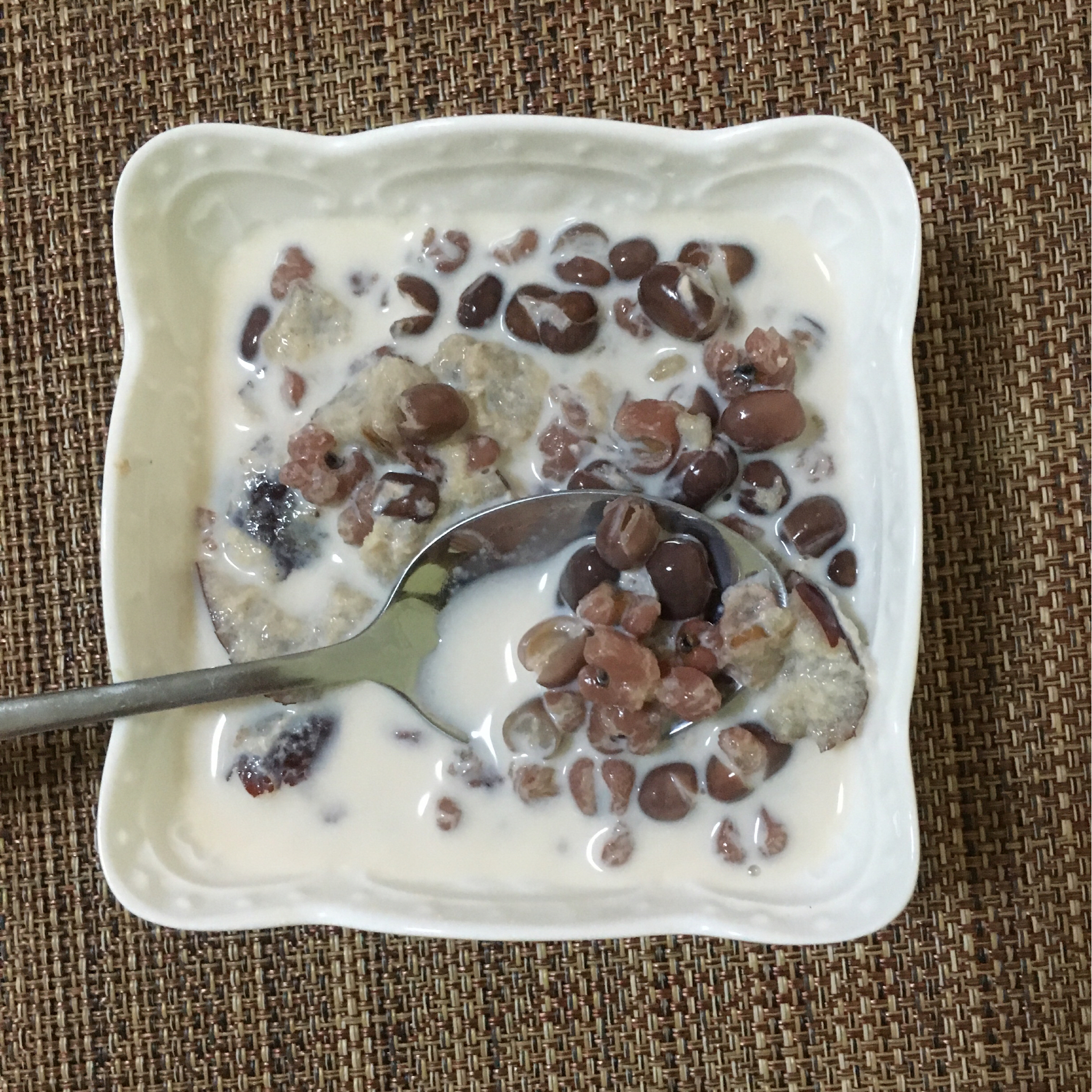 红枣红豆薏仁牛奶粥