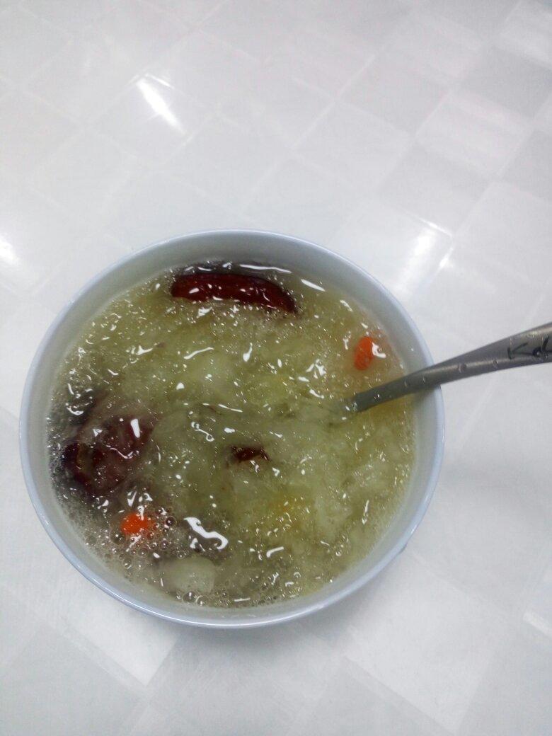 冰糖银耳红枣汤