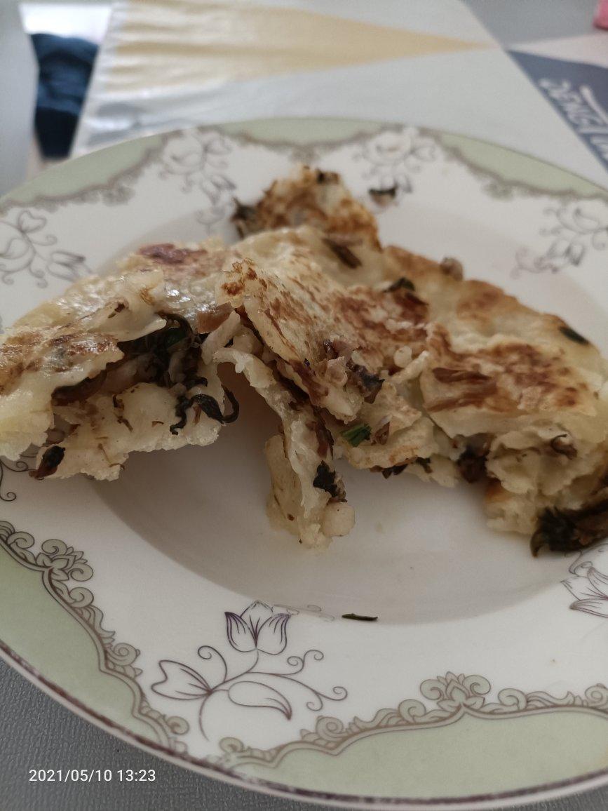 我做梅干菜肉饼最拿手，一口平底锅，不用油，饼又薄又脆肉香四溢