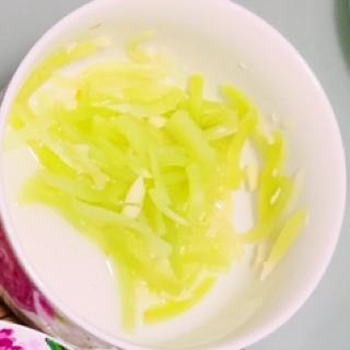 厨师长教你：夏日开胃小菜“凉拌莴笋丝”的家常做法，简单易学赶紧收藏吧